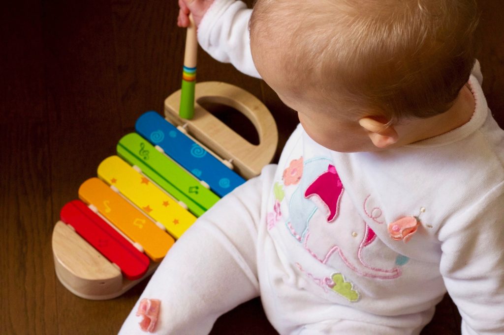 Best Non-Electronic Toys for Babies (that use their sense of sound)